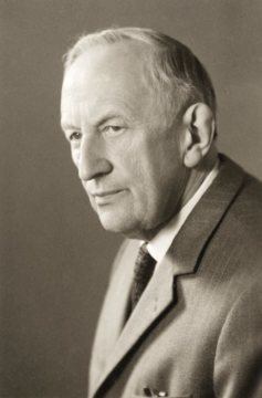 Der Fotograf Josef Viegener (1899 Soest - 1992 Hamm), Gründer des Fotoateliers Viegener in Hamm - eröffnet 1925 an der Oststraße 47. Undatiert.