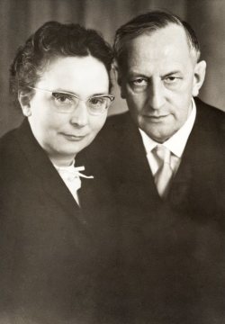 Josef Viegener (1899-1992), Gründer des Fotoateliers Viegener in Hamm, mit Ehefrau Hildegard, geb. Morgenstern (1906-1963), verheiratet ab 1929. Undatiert.
