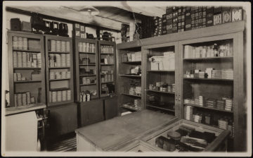 Warenlager im Fotofachgeschäft Josef Viegener in Hamm - eröffnet 1925 an der Oststraße 47, verlagert 1930 zur Oststraße 36. Standort der Aufnahme nicht bezeichnet, undatiert.