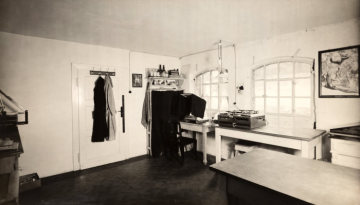 Laborraum im Fotoatelier Josef Viegener, Hamm - gegründet 1925 in der Oststraße 47, verlagert 1930 in das Haus Oststraße 36, nach dessen Kriegszerstörung 1944 weitergeführt in provisorischen Räumlichkeiten und 1949 neueröffnet an der Ostenallee 29. Standort der Aufnahme nicht bezeichnet, undatiert.