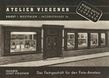 Werbeprospekt zur Wiedereröffnung des Fotoalteliers Josef Viegener "wieder unter eigener Führung" - ursprünglich betrieben von der Viegeners verstorbenen Zwillingsschwester Maria (1899-1942), in den 1950er Jahren übernommen als Filiale seines Fotogeschäftes in Hamm. Um 1953.