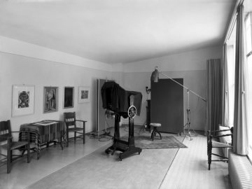 Atelierraum im Fotofachgeschäft Josef Viegener, Soest, Jacobistraße 26 - ursprünglich betrieben von Viegeners früh verstorbenen Zwillingsschwester Maria (1899-1942), in den 1950er Jahren übernommen als Filiale seines Fotogeschäftes in Hamm. Um 1953.