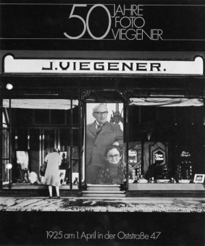 Jubliäumspospekt (Deckblatt) zum 50-jährigen Bestehen des Fotoateliers Josef Viegener in Hamm 1975 - eröffnet am 1. April 1925 in der Ostraße 47, 1930 verlagert in das Geschäftshaus Oststraße 36 und nach dessen Zerstörung im Zweiten Weltkrieg neueröffnet in der Ostenallee 29.