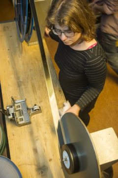 "Offkino" im Filmhaus Bielefeld: Filmvorführerin Katharina Ellerbrock beim Umspulen eines 35 mm-Films. Februar 2015.