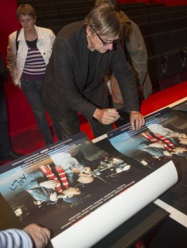 "Kino im U" am 31. August 2014: Regisseur Adolf Winkelmann bei der Signierung originaler Filmplakate zu seinem Film "Nordkurve" (1993) nach dessen letzten analogen Aufführung im Kinosaal des "Dortmunder U - Zentrum für Kunst und Kreativität".