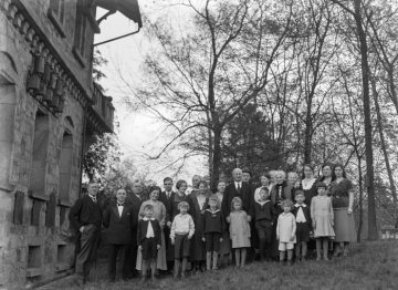 Geschwister Reichling mit ihren Kindern im Jahre 1931 - links: Dr. Hermann Reichling, Direktor des Provinzialmuseums für Naturkunde.