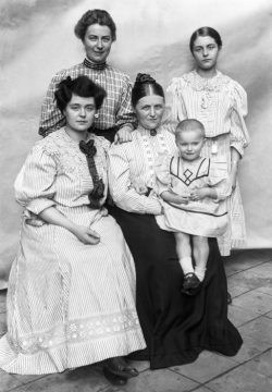 Geschwister Hermann Reichlings: Seine Schwestern Hetti, Hella und Ada mit Mutter Adelheid Reichling (v.l.n.r.) - undatiert, um 1914?