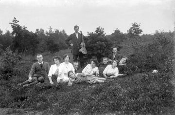 Hermann Reichling (links) und seine Verlobte Sophie Stahlhut (2. v. l.) unterwegs mit Freunden - undatiert, um 1914.