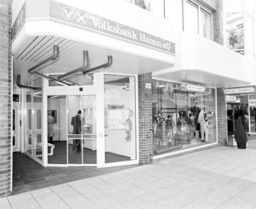 Volksbank Hamm am Westentor, 1987: Blick in den Vorraum mit Geldautomaten. Rechts: Modehaus Grüter & Schimpf.