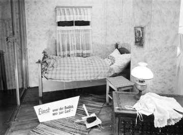 „Einst war der Anblick uns zur Last ...": Schaufensterpräsentation altbackener Bettwäsche als Kontrast zur "Irisette-"Kollektion im Nachbarschaufenster - Textilhaus Grabitz, Hamm, Westentor, 1959.