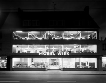 Möbel Wiek, Hamm - Geschäftsgebäude in der Wilhelmstraße 22-23. Links: Maßkonfektionsgeschäft. Undatiert, um 1967? [Wilhemstraße asphaltiert].