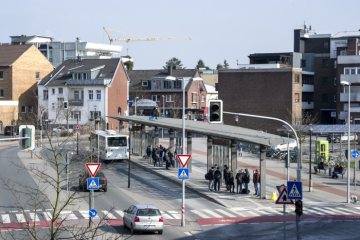 Werne-Innenstadt: Konrad-Adenauer-Platz mit Busbahnhof am Stadthaus. März 2016.
