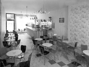 Eissalon „Venezia“, Hamm - Inhaber Gasperino Remor: Ladenlokal Weststraße 56 - Ansicht nach einer Renovierung 1957 [vgl. Bild Nr. 17_1297: gleicher Raum, gleiche Ausstattung, andere Tapeten].