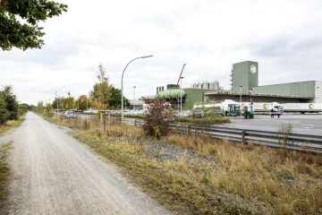 Gewerbegebiet Brede zwischen Werne und Werne-Stockum mit Radwanderweg entlang der Straße "Brede" parallel zur einstigen Zechenbahn. Oktober 2016.