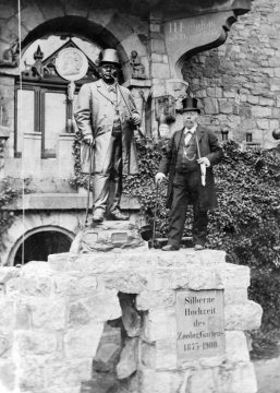 Prof. Dr. Hermann Landois (1835-1905), Gründer des Zoologischen Gartens Münster, vor seinem eigenen Denkmal vor der "Tuckesburg", enthüllt im Dezember 1900 anlässlich des 25-jährigen Bestehens des Zoos.