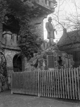 Denkmal des Professors Dr. Hermann Landois (1835-1905), Gründer des Zoologischen Gartens Münster, neben seinem eigenen Denkmal vor der "Tuckesburg", enthüllt im Dezember 1900 anlässlich des 25-jährigen Bestehens des Zoos.