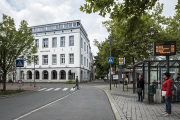 Kamen-Altstadt: Alter Markt mit historischem Rathaus (heute Stadtbücherei) und Bushaltestelle am Marktplatz. August 2017.