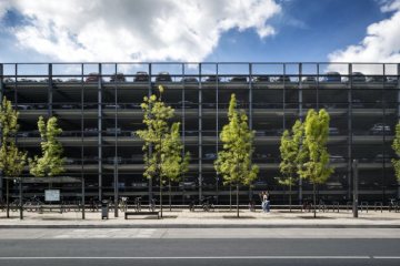 Am Bahnhof Kamen: Parkhaus (423 Stellplätzen) und Fahrradparkplatz. Mai 2017.