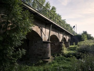 Fünf-Bogen-Brücke im Sesekepark Kamen: Eisenbahnbrücke der Köln-Mindener Eisenbahn-Gesellschaft auf der Strecke Duisburg–Wanne–Dortmund–Hamm, errichtet 1846 auf tausenden Eichenpfählen im Flussbett der Seseke. Ansicht im August 2017.