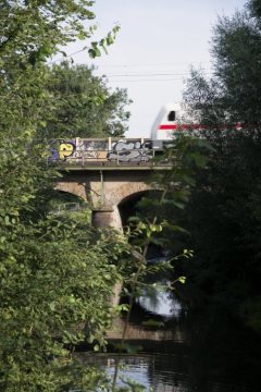 Fünf-Bogen-Brücke im Sesekepark Kamen: Eisenbahnbrücke der Köln-Mindener Eisenbahn-Gesellschaft auf der Strecke Duisburg–Wanne–Dortmund–Hamm, errichtet 1846 auf tausenden Eichenpfählen im Flussbett der Seseke. Ansicht im August 2017.