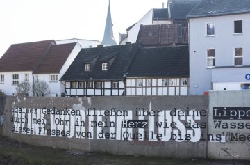 Mauer mit Schriftkunstwerk am südlichen Lippeufer in Lünen. März 2016.