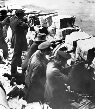 Revolution 1918/19 und Weimarer Republik: Mitglieder des Spartakusbundes während eines Straßenkampfes im März 1919