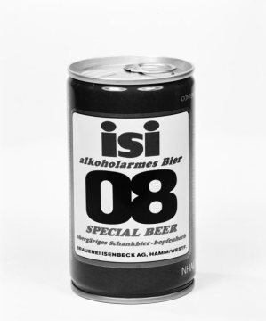 "isi 08 - alkoholarmes Bier" - Dosenbier der Isenbeck-Brauerei, Hamm. Undatierte Werbefotografie.
