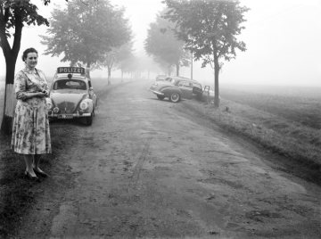 Verkehrsunfall auf einer Landstraße bei Hamm, 1955 - fotografiert für die Tagespresse oder das polizeiliche Unfallprotokoll.