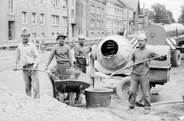 Straßenbau in Hamm, um 1960: Arbeitertrupp mit ersten Gastarbeitern am Zementmischer - Ausbau der Ostenallee [?]. Undatiert.