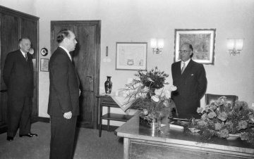 Verabschiedung von Dr. Ing. Alfred Koegel (rechts), ab 1943 im Vorstand der WDI, Hamm, undatiert.
