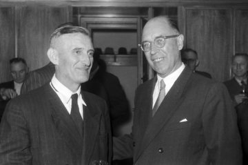 Dr. Ing. Alfred Koegel (rechts), ab 1943 im Vorstand der WDI, anlässlich seiner Verabschiedung. Hamm, undatiert.