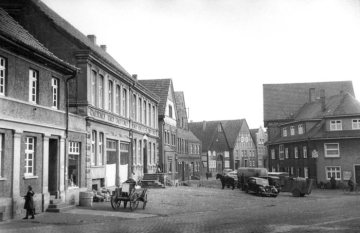 Delbrück-Ortszentrum um 1952: Lange Straße und Alter Markt mit Bäckerei Austerschmidt-Benslips, Alter Markt 10 (rechts).