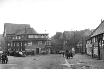 Delbrück-Ortszentrum um 1952: Lange Straße und Alter Markt mit Bäckerei Austerschmidt-Benslips, Alter Markt 10 (rechts).