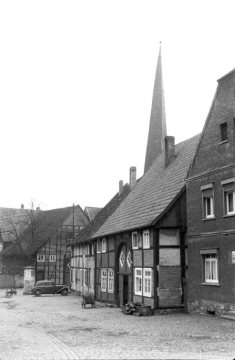 Delbrück-Ortszentrum um 1952: Alter Markt Höhe Höhe Lange Straße. V.l.n.r.: Haus Wessels, Gasthaus "Ottlips Lieschen" (Lange Straße 2) mit PKW, Haus Melcher und Haus Schnittker noch ohne Zwerchhaus (aufgesetzt 1955).