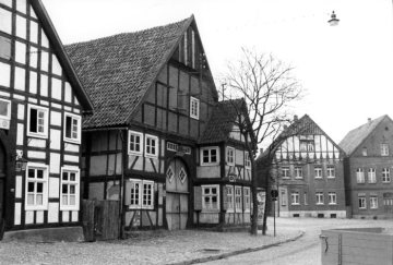 Delbrück-Ortszentrum um 1952: Lange Straße Höhe Alter Markt (Westseite) mit Gasthaus Franz Strunz, später „Gocken Deele" (angeschnitten vorn) und Gasthaus "Ottlips Lieschen (mit Erker), Lange Straße 4 und 2.