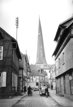 Delbrück-Ortszentrum um 1952: Kirchstraße zur Pfarrkirche St. Johannes Baptist, Blick aus Richtung Oststraße. V.l.n.r.: Häuser Leiwesmeier, Pult, Große Kathöfer, Otto Pache, Küsterhaus und Lewerken.
