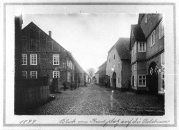 Delbrück-Ortszentrum, um 1899: Blick vom Kirchplatz St. Johannes Baptist durch die Kirchstraße Richtung Oststraße (Postkarte).