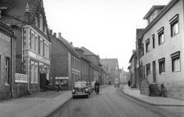 Delbrück-Ortszentrum um 1952: Lange Straße ("Neustadt") mit Hotel zur Post. Im weiteren Verlauf links (nicht im Bild) Standort des Amtshauses. [Fortsetzung des Straßenabschnitts auf Bild 05_11525]