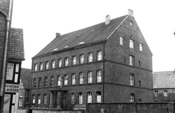 Delbrück-Ortszentrum um 1952: St. Josef-Krankenhaus, Lange Straße - eine Einrichtung der Valepage-Stiftung. [Valepage: Westfälisches Adelsgeschlecht]