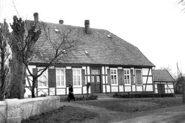 Delbrück - Kirchschule im Dorf Westenholz, Ortsteil westlich der Kernstadt, erbaut 1826 - Standort auf dem heutigen Schwester-Bonavita-Platz. Ansicht um 1952.