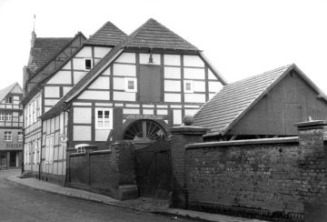 Delbrück-Ortszentrum um 1952: Oststraße mit Waisenhaus der Caspar Anton Lohmann'schen Waisenhausstiftung, gegründet 1871 in Verfügung des 1868 gestorbenen Kaufmanns Lohmann und seit 1971 Trägerin des Kinder- und Jugenddorfes Delbrück (KJDD) in der Lohmannstraße.