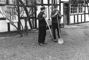 Auf einem Bauernhof in Delbrück. Ohne Angaben, um 1952.