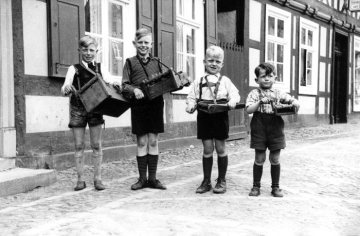 Karwoche in Delbrück, um 1952: Kinder mit Kurbelratschen ("Klettern"). [Urheber: Diese dienten an den Kartagen als Ersatz für die in den katholischen Kirchen schweigenden Glocken.]
