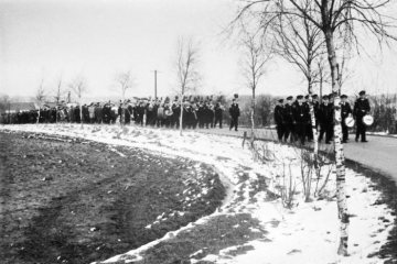 1962 - Grubenunglück auf Zeche Sachsen, Hamm-Heessen: Trauerzug zur Beerdigung der am 9. März bei einer Schlagwetterexplosion getöteten 31 Bergleute [vermutet].