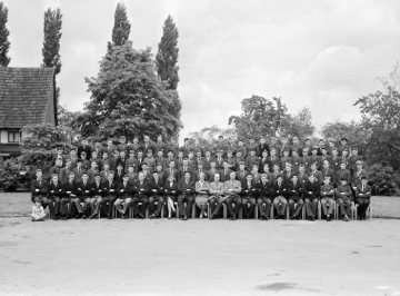 Windsor Boys' School, Hamm: Schülergemeinschaft mit Lehrkörper, 1960. [Das Internat der britischen Rheinarmee war von 1953-1983 in einem Teilbereich der Argonner Kaserne angesiedelt.]