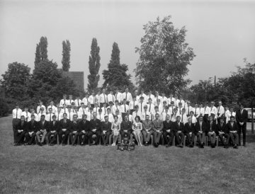 Windsor Boys' School, Hamm: Schülergemeinschaft und Lehrkörper mit einer Sammlung von Sportpokalen, 1965. [Das Internat der britischen Rheinarmee war von 1953-1983 in einem Teilbereich der Argonner Kaserne angesiedelt.]