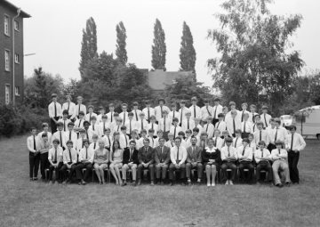 Windsor Boys' School, Hamm: Schülergemeinschaft mit Lehrkörper, August 1970. [Das Internat der britischen Rheinarmee war von 1953-1983 in einem Teilbereich der Argonner Kaserne angesiedelt.]