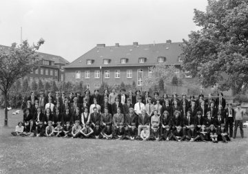 Windsor Boys' School, Hamm: Schülergemeinschaft mit Lehrkörper, 1972. [Das Internat der britischen Rheinarmee war von 1953-1983 in einem Teilbereich der Argonner Kaserne angesiedelt.]