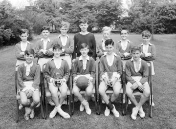 Windsor Boys' School, Hamm - Ballsportmannschaft mit zwei Pokalen, 1963.