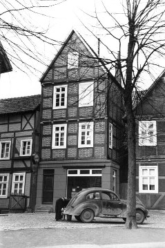 Delbrück-Kirchplatz um 1952: Haus Meintrup (Kirchplatz 1/Nordseite) am Durchgang "Am Hagedorn" zum alten Gerichtsplatz (Lange Straße), Davor: ein Hanomag 1.3 Liter.